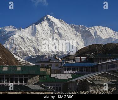 Villaggio gokyo e maestosa montagna Cho Oyu, everest national park, Nepal. Foto Stock