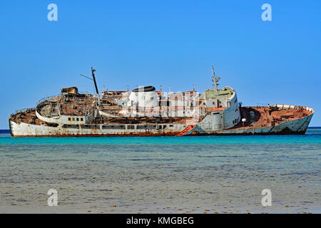 Naufragio ruggine in acque poco profonde vicino al Qattan beach, a sud della città di Jeddah, Arabia Saudita. Foto Stock