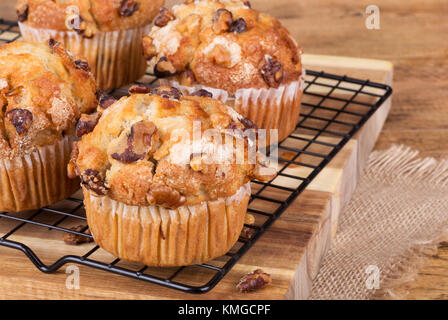 Primo piano della fresca di forno dado banana muffin su una griglia di raffreddamento Foto Stock