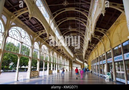 Marianske Lazne, Repubblica Ceca - 29 ago 2012: unica in ghisa colonnato a molla costruito nel 1818.spa designato per la registrazione nella lista UNESCO. Foto Stock