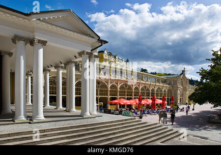 Marianske Lazne, Repubblica Ceca - 29 ago 2012: st. molla trasversale colonnato nel centro storico della città. spa designato per la registrazione nella lista UNESCO. Foto Stock