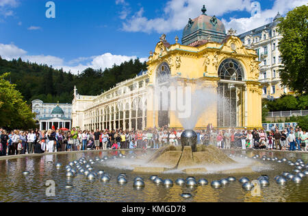 Marianske Lazne, Repubblica Ceca - 29 ago 2012: il canto fontana e unico ghisa colonnato. spa designato per la registrazione nell'unesco li Foto Stock