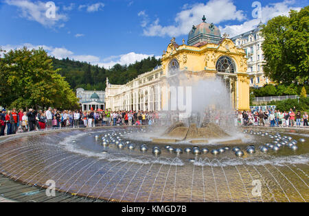 Marianske Lazne, Repubblica Ceca - 29 ago 2012: il canto fontana e unico ghisa colonnade.spa designato per la registrazione nell'unesco lis Foto Stock