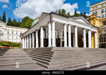 Marianske Lazne, Repubblica Ceca - 29 ago 2012: st. molla trasversale colonnato nel centro storico della città. spa designato per la registrazione nella lista UNESCO. Foto Stock