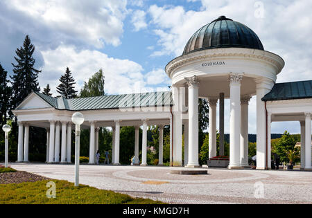 Marianske Lazne, Repubblica Ceca - 29 ago 2012: st. molla trasversale colonnato nel centro storico della città. spa designato per la registrazione nella lista UNESCO. Foto Stock