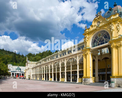 Marianske Lazne, Repubblica Ceca - 29 ago 2012: unica in ghisa colonnato a molla costruito nel 1818.spa designato per la registrazione nella lista UNESCO. Foto Stock