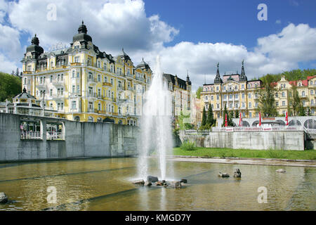 Marianske Lazne, Repubblica Ceca - 19 maggio 2012: Fontana nel parco termale e hotel. spa designato per la registrazione nella lista UNESCO. Foto Stock