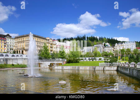 Marianske Lazne, Repubblica Ceca - 19 maggio 2012: Fontana nel parco termale e hotel. spa designato per la registrazione nella lista UNESCO. Foto Stock