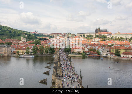 Il Ponte Carlo e il castello di Praga visto dalla torre del ponte della città vecchia Foto Stock