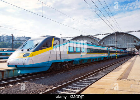 Le ferrovie ceche - sc super city pendolino 680 treno, wilson stazione ferroviaria principale (Hlavni nadrazi), Praga, Repubblica ceca Foto Stock