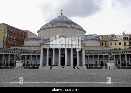 Napoli, Italia. La chiesa di San Francesco di Paola. La chiesa si trova in Piazza Plebiscito. Foto Stock