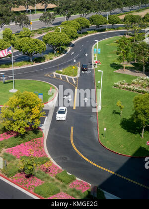 Le frecce direzionali indicano consentito si trasforma in un ospedale accesso carraio a Irvine, CA. Foto Stock