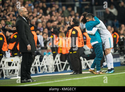 Madrid, Spagna. 6 dicembre 2017. Cristiano Ronaldo (R) di Madrid fa il tifo per il suo punteggio di 2-0 durante la partita di calcio di Champions League tra il Real Madrid e il Borussia Dortmund all'Estadio Santiago Bernabéu di Madrid, Spagna, il 6 dicembre 2017. Sulla sinistra si trova il capo allenatore del BVB Peter Bosz. Crediti: Bernd Thissen/dpa/Alamy Live News Foto Stock