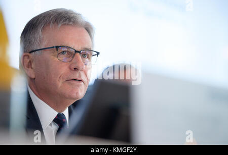 Stoccarda, Germania. 7 dicembre 2017. Hubert Lienhard, presidente della direzione del gruppo di Voith GmbH, interviene durante una conferenza stampa sul bilancio annuale della società a Stoccarda, Germania, il 7 dicembre 2017. Crediti: Sebastian Gollnow/dpa/Alamy Live News Foto Stock