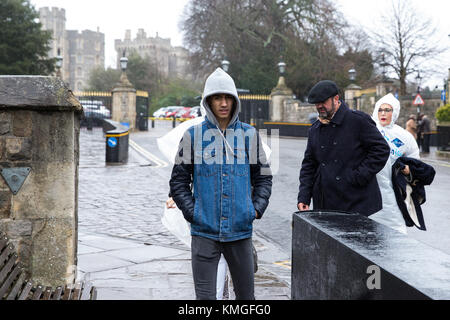 Windsor, Regno Unito, 7 dicembre 2017. I visitatori al castello di Windsor brave la pioggia come tempesta caroline approcci. Foto Stock