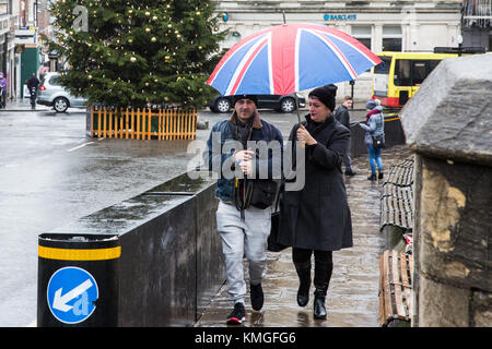 Windsor, Regno Unito, 7 dicembre 2017. I visitatori al castello di Windsor brave la pioggia come tempesta caroline approcci. Foto Stock