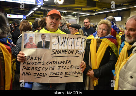 Bruxelles, catalano manifestanti iniziare il mese di marzo per protestare contro l'Europa, invitando a "wake up' sulla questione catalana. carles puigdemont è anche presente all'evento. Nella foto alcuni manifestanti. 07/12/2017, BRUXELLES, BELGIO Foto Stock