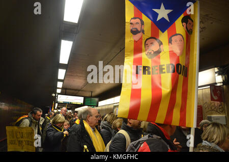 Bruxelles, catalano manifestanti iniziare il mese di marzo per protestare contro l'Europa, invitando a "wake up' sulla questione catalana. carles puigdemont è anche presente all'evento. Nella foto alcuni manifestanti. 07/12/2017, BRUXELLES, BELGIO Foto Stock