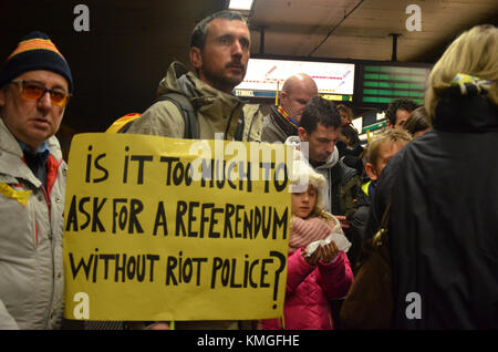 Bruxelles, catalano manifestanti iniziare il mese di marzo per protestare contro l'Europa, invitando a "wake up' sulla questione catalana. carles puigdemont è anche presente all'evento. Nella foto alcuni manifestanti. 07/12/2017, BRUXELLES, BELGIO Foto Stock