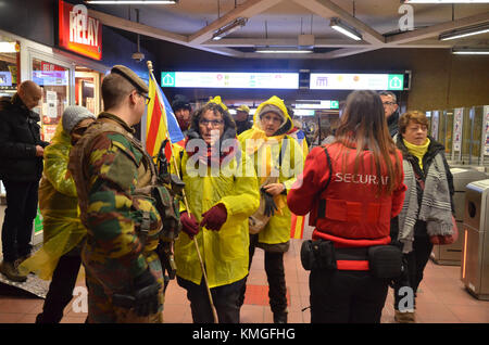 Bruxelles, catalano manifestanti iniziare il mese di marzo per protestare contro l'Europa, invitando a "wake up' sulla questione catalana. carles puigdemont è anche presente all'evento. Nella foto alcuni manifestanti. 07/12/2017, BRUXELLES, BELGIO Foto Stock