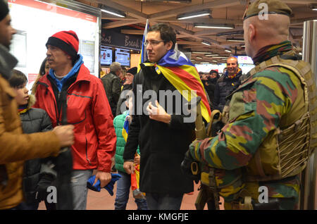 Bruxelles, catalano manifestanti iniziare il mese di marzo per protestare contro l'Europa, invitando a "wake up' sulla questione catalana. carles puigdemont è anche presente all'evento. Nella foto alcuni manifestanti. 07/12/2017, BRUXELLES, BELGIO Foto Stock