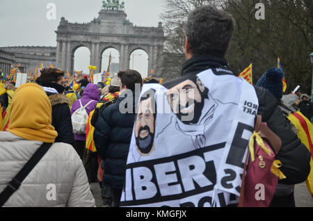 Bruxelles, catalano manifestanti iniziare il mese di marzo per protestare contro l'Europa, invitando a "wake up' sulla questione catalana. carles puigdemont è anche presente all'evento. Nella foto la processione. 07/12/2017, BRUXELLES, BELGIO Foto Stock