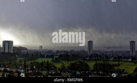 Glasgow, Scozia, Regno Unito 7 dicembre. Meteo nel Regno Unito: Forte tempesta di vento e pioggia mentre Caroline colpisce la città di Glasgow. Credit Gerard Ferry/Alamy News Foto Stock