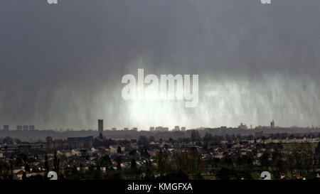 Glasgow, Scotland, Regno Unito il 7 dicembre. uk meteo: forte vento e pioggia tempesta di flash come caroline hits Glasgow city. credito gerard ferry/alamy news Foto Stock