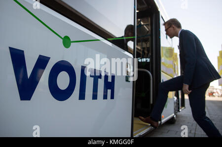 Stoccarda, Germania. 7 dicembre 2017. Un uomo sale a bordo di un autobus elettronico della società Voith dopo una conferenza stampa sul saldo annuale del produttore di macchine Voith a Stoccarda, in Germania, il 7 dicembre 2017. Crediti: Sebastian Gollnow/dpa/Alamy Live News Foto Stock