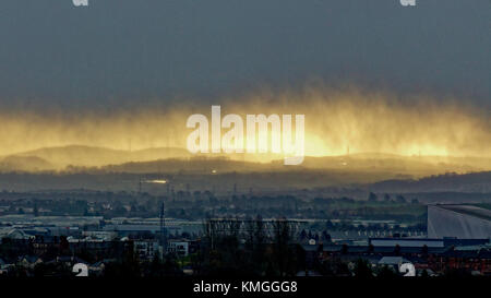 Glasgow, Scozia, Regno Unito 7 dicembre. Regno Unito Meteo: Storm Caroline sulle colline meridionali e Whitelee Wind Farm e braehead arena complesso come vento e pioggia colpisce città di Glasgow. Credit Gerard Ferry/Alamy News Foto Stock