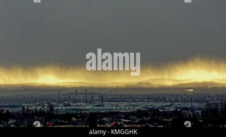 Glasgow, Scozia, Regno Unito 7 dicembre. Regno Unito Meteo: Storm Caroline sulle colline meridionali e Whitelee Wind Farm e braehead arena complesso come vento e pioggia colpisce città di Glasgow. Credit Gerard Ferry/Alamy News Foto Stock