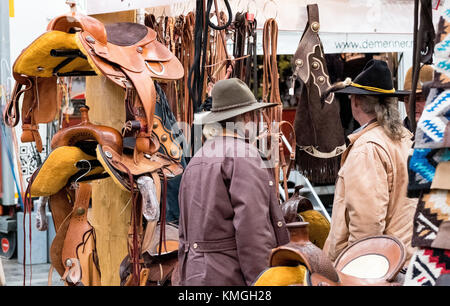 Hannover, Germania. 7 dicembre 2017. Le selle sono in vendita alla fiera "Equestrians and Hunters 2017" di Hannover, Germania, 7 dicembre 2017. La fiera si definisce la più grande fiera in Europa per gli equestri, i cacciatori e i pescatori. Si svolgerà tra il 7 e il 10 dicembre 2017. Crediti: Peter Steffen/dpa/Alamy Live News Foto Stock