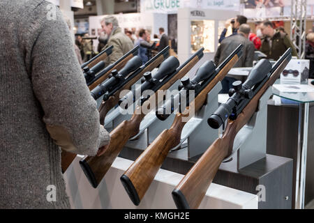 Hannover, Germania. 7 dicembre 2017. I fucili da caccia sono in vendita alla fiera "Equestrians and Hunters 2017" di Hannover, Germania, 7 dicembre 2017. La fiera si definisce la più grande fiera in Europa per gli equestri, i cacciatori e i pescatori. Si svolgerà tra il 7 e il 10 dicembre 2017. Crediti: Peter Steffen/dpa/Alamy Live News Foto Stock