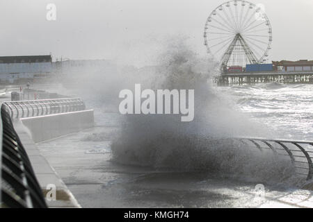 Blackpool, Lancashire. Regno Unito Meteo. 7 dicembre, 2017. Gli avvisi meteo per Storm Caroline una gialla 'essere preparata' avvertimento, che include la presenza di raffiche di vento fino a 90mph in alcune aree è stato rilasciato per il nord ovest le coste dell'Inghilterra. Una versione aggiornata di giallo "essere consapevole' avvertimento ha ora anche stato messo in atto per parti della costa di Fylde. Credito: MediaWorldImages/AlamyLiveNews Foto Stock