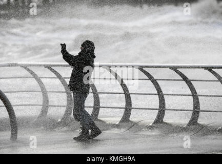 Tempesta Caroline, Blackpool, Lancashire, 7 dicembre 2017. Regno Unito Meteo. Tempesta Caroline colpisce la città balneare di Blackpool in Lancashire. Con forti venti gusty fino a 90mph, Regno Unito osservatorio nazionale ha emesso gli avvisi di colore giallo per la costa nord ovest dell'Inghilterra. Come alta marea si avvicina, grandi onde sono attesi & beach detriti saranno gettati sulle strade costiere. Cernan Elias/Alamy Live News Foto Stock