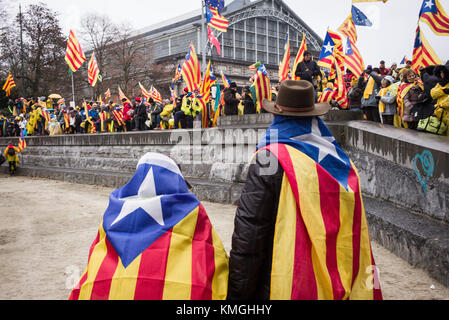 Bruxelles, Belgio. 7 dicembre 2017. "Europa: Svegliati! Difendiamoci per la democrazia che i catalani tengono a Bruxelles, in Belgio, nel 07.12.2017 circa 45000 manifestanti indipendentisti filo-catalani sono scesi in piazza al di fuori delle istituzioni europee a Bruxelles a sostegno della causa separatista della regione spagnola. Di Wiktor Dabkowski | utilizzo in tutto il mondo credito: dpa/Alamy Live News Foto Stock