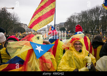 Bruxelles, Belgio. 7 dicembre 2017. "Europa: Svegliati! Difendiamoci per la democrazia che i catalani tengono a Bruxelles, in Belgio, nel 07.12.2017 circa 45000 manifestanti indipendentisti filo-catalani sono scesi in piazza al di fuori delle istituzioni europee a Bruxelles a sostegno della causa separatista della regione spagnola. Di Wiktor Dabkowski | utilizzo in tutto il mondo credito: dpa/Alamy Live News Foto Stock