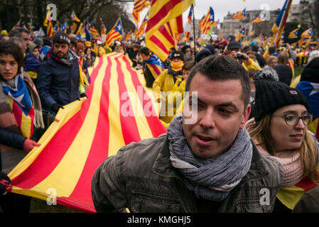 Bruxelles, Belgio. 7 dicembre 2017. "Europa: Svegliati! Difendiamoci per la democrazia che i catalani tengono a Bruxelles, in Belgio, nel 07.12.2017 circa 45000 manifestanti indipendentisti filo-catalani sono scesi in piazza al di fuori delle istituzioni europee a Bruxelles a sostegno della causa separatista della regione spagnola. Di Wiktor Dabkowski | utilizzo in tutto il mondo credito: dpa/Alamy Live News Foto Stock