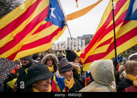 Bruxelles, Belgio. 7 dicembre 2017. "Europa: Svegliati! Difendiamoci per la democrazia che i catalani tengono a Bruxelles, in Belgio, nel 07.12.2017 circa 45000 manifestanti indipendentisti filo-catalani sono scesi in piazza al di fuori delle istituzioni europee a Bruxelles a sostegno della causa separatista della regione spagnola. Di Wiktor Dabkowski | utilizzo in tutto il mondo credito: dpa/Alamy Live News Foto Stock