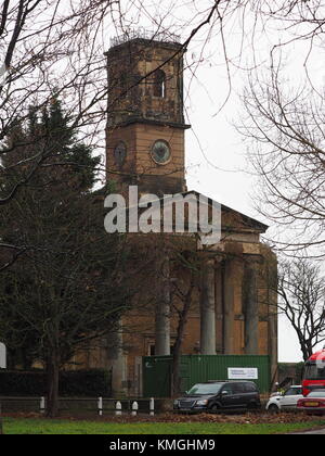 Sheerness, Kent, Regno Unito. Il 7 dicembre, 2017. Sheerness Dockyard Chiesa: emergenza lavoro di restauro ha iniziato su questa innovativa del Patrimonio del fondo della lotteria progetto con sovvenzioni supplementari dalla storica in Inghilterra. Sheerness Dockyard Trust (di cui è presidente sarà Palin, figlio di Michael Palin) mira a riparare e trasformare la chiesa che si trova all'ingresso del ex Royal Dockyard sull'Isle of Sheppey. La chiesa è stata gravemente danneggiata da un incendio nel 2001 - si tratta di un capolavoro architettonico e uno dei più importanti edifici a rischio nel sud est. Credito: James Bell/Alamy Live News Foto Stock