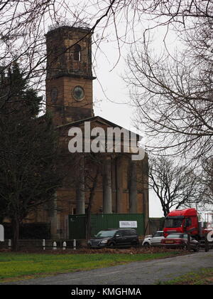 Sheerness, Kent, Regno Unito. Il 7 dicembre, 2017. Sheerness Dockyard Chiesa: emergenza lavoro di restauro ha iniziato su questa innovativa del Patrimonio del fondo della lotteria progetto con sovvenzioni supplementari dalla storica in Inghilterra. Sheerness Dockyard Trust (di cui è presidente sarà Palin, figlio di Michael Palin) mira a riparare e trasformare la chiesa che si trova all'ingresso del ex Royal Dockyard sull'Isle of Sheppey. La chiesa è stata gravemente danneggiata da un incendio nel 2001 - si tratta di un capolavoro architettonico e uno dei più importanti edifici a rischio nel sud est. Credito: James Bell/Alamy Live News Foto Stock