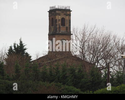 Sheerness, Kent, Regno Unito. Il 7 dicembre, 2017. Sheerness Dockyard Chiesa: emergenza lavoro di restauro ha iniziato su questa innovativa del Patrimonio del fondo della lotteria progetto con sovvenzioni supplementari dalla storica in Inghilterra. Sheerness Dockyard Trust (di cui è presidente sarà Palin, figlio di Michael Palin) mira a riparare e trasformare la chiesa che si trova all'ingresso del ex Royal Dockyard sull'Isle of Sheppey. La chiesa è stata gravemente danneggiata da un incendio nel 2001 - si tratta di un capolavoro architettonico e uno dei più importanti edifici a rischio nel sud est. Credito: James Bell/Alamy Live News Foto Stock