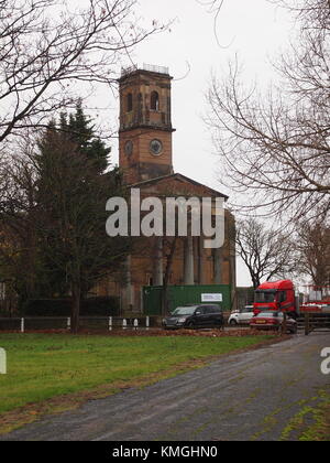 Sheerness, Kent, Regno Unito. Il 7 dicembre, 2017. Sheerness Dockyard Chiesa: emergenza lavoro di restauro ha iniziato su questa innovativa del Patrimonio del fondo della lotteria progetto con sovvenzioni supplementari dalla storica in Inghilterra. Sheerness Dockyard Trust (di cui è presidente sarà Palin, figlio di Michael Palin) mira a riparare e trasformare la chiesa che si trova all'ingresso del ex Royal Dockyard sull'Isle of Sheppey. La chiesa è stata gravemente danneggiata da un incendio nel 2001 - si tratta di un capolavoro architettonico e uno dei più importanti edifici a rischio nel sud est. Credito: James Bell/Alamy Live News Foto Stock