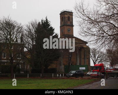 Sheerness, Kent, Regno Unito. Il 7 dicembre, 2017. Sheerness Dockyard Chiesa: emergenza lavoro di restauro ha iniziato su questa innovativa del Patrimonio del fondo della lotteria progetto con sovvenzioni supplementari dalla storica in Inghilterra. Sheerness Dockyard Trust (di cui è presidente sarà Palin, figlio di Michael Palin) mira a riparare e trasformare la chiesa che si trova all'ingresso del ex Royal Dockyard sull'Isle of Sheppey. La chiesa è stata gravemente danneggiata da un incendio nel 2001 - si tratta di un capolavoro architettonico e uno dei più importanti edifici a rischio nel sud est. Credito: James Bell/Alamy Live News Foto Stock