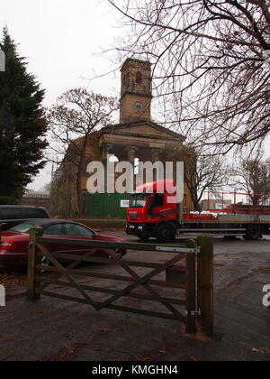 Sheerness, Kent, Regno Unito. Il 7 dicembre, 2017. Sheerness Dockyard Chiesa: emergenza lavoro di restauro ha iniziato su questa innovativa del Patrimonio del fondo della lotteria progetto con sovvenzioni supplementari dalla storica in Inghilterra. Sheerness Dockyard Trust (di cui è presidente sarà Palin, figlio di Michael Palin) mira a riparare e trasformare la chiesa che si trova all'ingresso del ex Royal Dockyard sull'Isle of Sheppey. La chiesa è stata gravemente danneggiata da un incendio nel 2001 - si tratta di un capolavoro architettonico e uno dei più importanti edifici a rischio nel sud est. Credito: James Bell/Alamy Live News Foto Stock