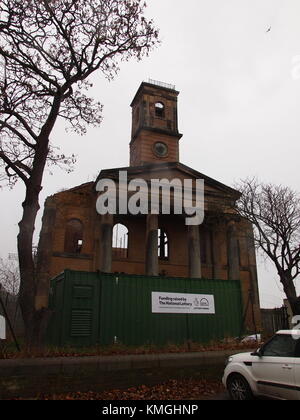 Sheerness, Kent, Regno Unito. Il 7 dicembre, 2017. Sheerness Dockyard Chiesa: emergenza lavoro di restauro ha iniziato su questa innovativa del Patrimonio del fondo della lotteria progetto con sovvenzioni supplementari dalla storica in Inghilterra. Sheerness Dockyard Trust (di cui è presidente sarà Palin, figlio di Michael Palin) mira a riparare e trasformare la chiesa che si trova all'ingresso del ex Royal Dockyard sull'Isle of Sheppey. La chiesa è stata gravemente danneggiata da un incendio nel 2001 - si tratta di un capolavoro architettonico e uno dei più importanti edifici a rischio nel sud est. Credito: James Bell/Alamy Live News Foto Stock