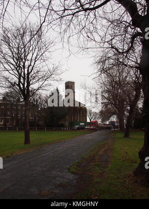 Sheerness, Kent, Regno Unito. Il 7 dicembre, 2017. Sheerness Dockyard Chiesa: emergenza lavoro di restauro ha iniziato su questa innovativa del Patrimonio del fondo della lotteria progetto con sovvenzioni supplementari dalla storica in Inghilterra. Sheerness Dockyard Trust (di cui è presidente sarà Palin, figlio di Michael Palin) mira a riparare e trasformare la chiesa che si trova all'ingresso del ex Royal Dockyard sull'Isle of Sheppey. La chiesa è stata gravemente danneggiata da un incendio nel 2001 - si tratta di un capolavoro architettonico e uno dei più importanti edifici a rischio nel sud est. Credito: James Bell/Alamy Live News Foto Stock