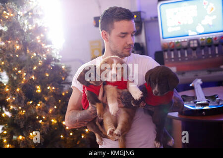 Philadelphia, Stati Uniti d'America. 06 Dic, 2017. Liam Payne arriva a Q102 Jingle Ball 2017 presso la Wells Fargo Center di Philadelphia, PA su dicembre 6th, 2017 Credito: la foto di accesso/Alamy Live News Foto Stock