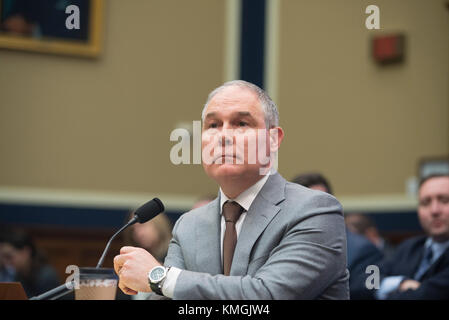 Washington, DC, USA. 7th dicembre 2017. L'amministratore EPA, Scoitt Pruitt, testimonia in un Comitato per il Commercio di casa le azioni dell'EPA e le sue indagini il 7 dicembre 2017. Credito: Patsy Lynch/Media Punch/Alamy Live News Foto Stock