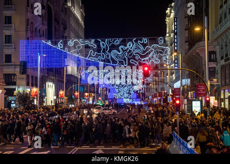 Madrid, Spagna. 6 dicembre 2017. Centinaia di persone attraversano la strada sotto le luci natalizie in Gran via, Madrid, Spagna. Crediti: Marcos del Mazo/Alamy Live News Foto Stock